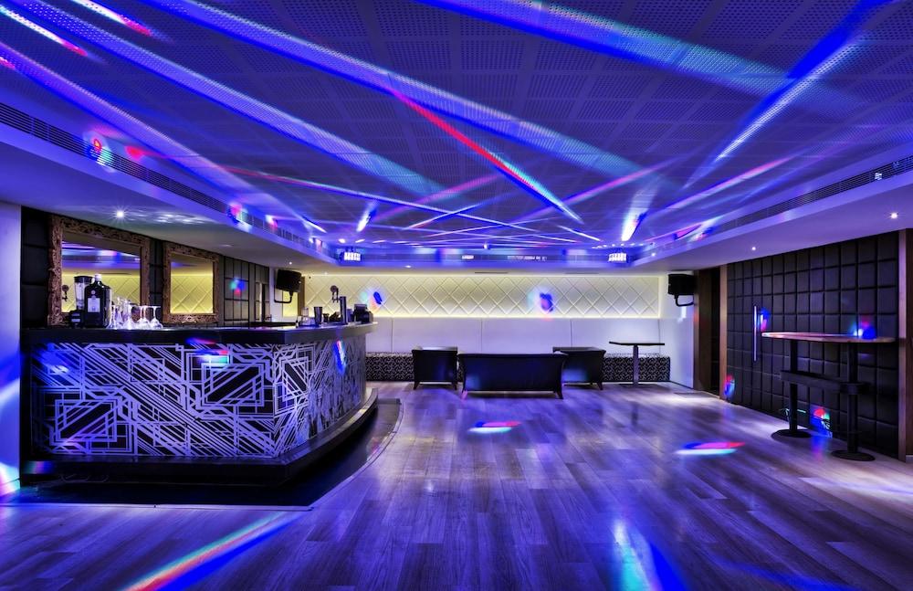 Grand Chennai By Grt Hotels Esterno foto The interior of the nightclub