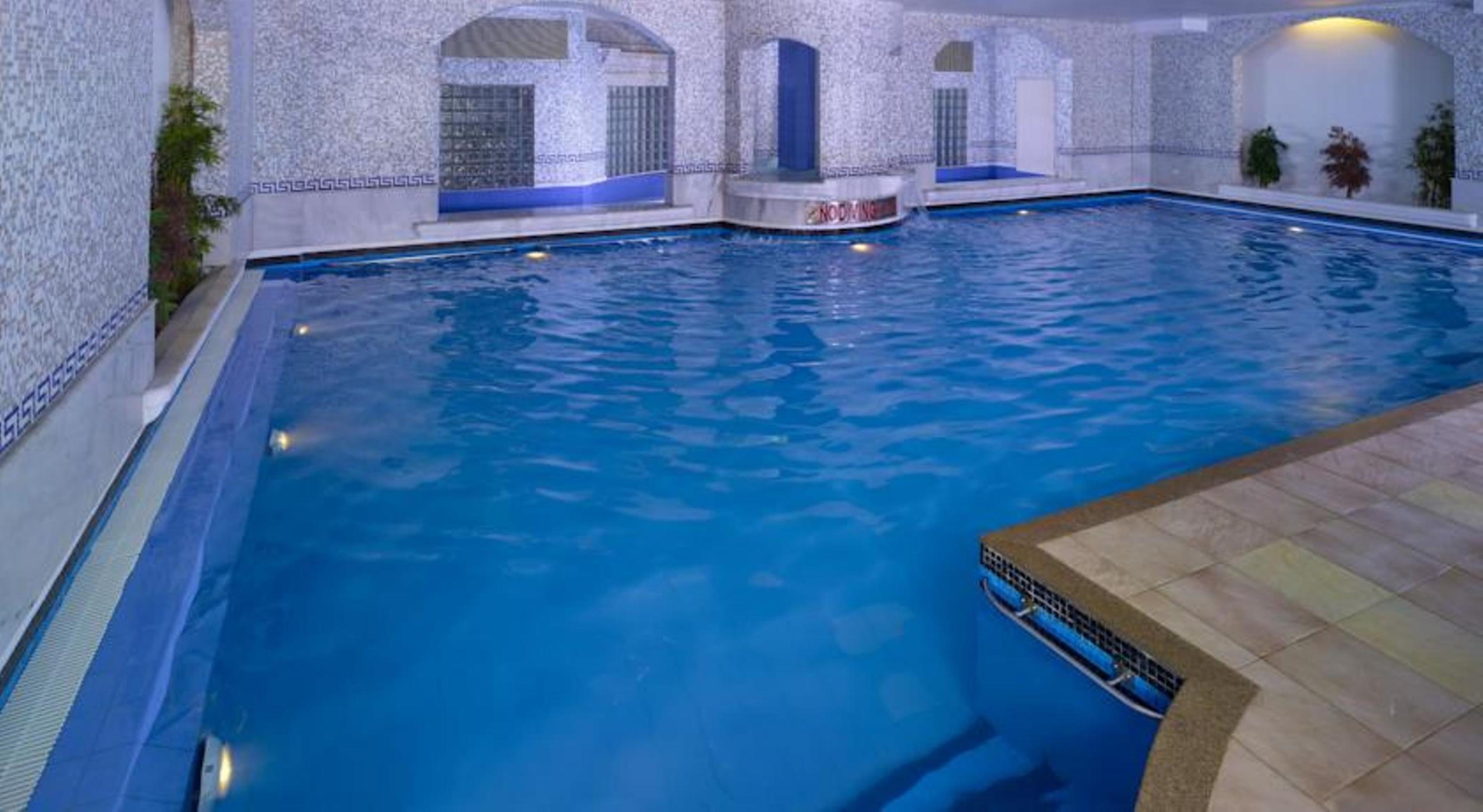 Grand Chennai By Grt Hotels Esterno foto The swimming pool at the hotel
