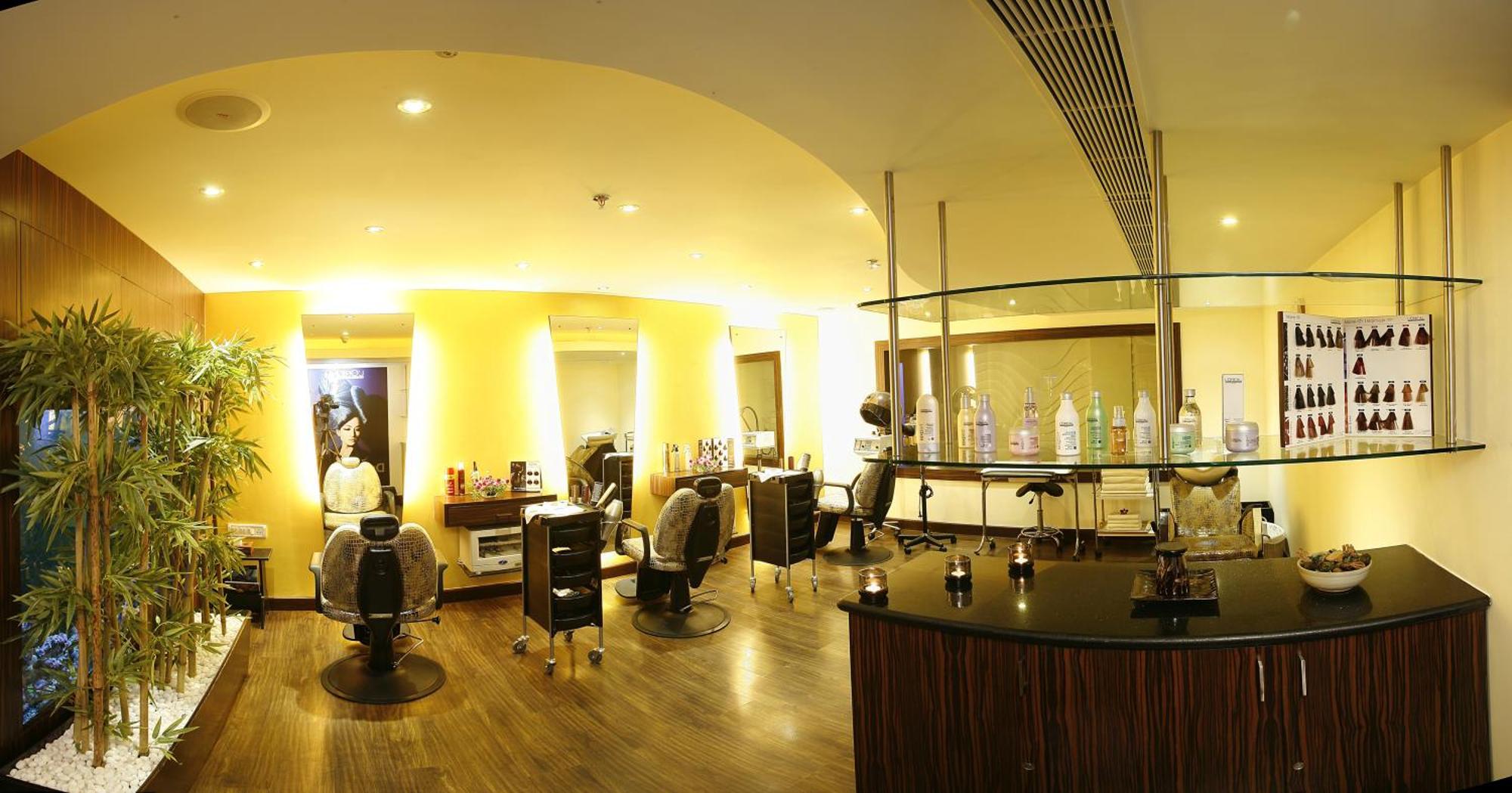 Grand Chennai By Grt Hotels Esterno foto The interior of a salon